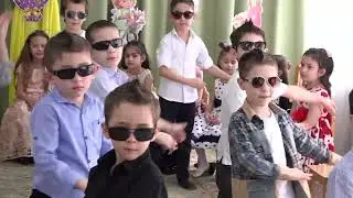 танец парней на выпускном