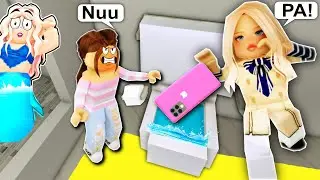 Bebe M3GAN ii fura TELEFONUL lui EVA si il arunca in WC! Foxi Sirena (ROBLOX BROOKHAVEN RP)