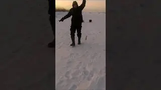 ДРУГ ПЕРВЫЙ РАЗ В ЖИЗНИ ПОЙМАЛ ЩУКУ ЗИМОЙ !!