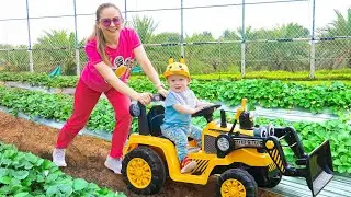 Oliver dan Ibunya Belajar Memanen Buah Beri di Perkebunan