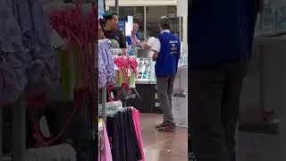 Broma en el centro comercial 