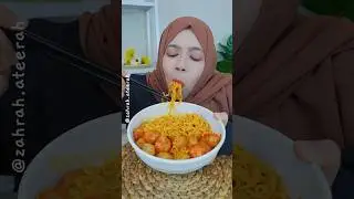 makan ramen bakso pedaas