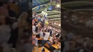 Октоберфест, Мюнхен.  Калинка-малинка