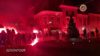 Supporters AZ in Alkmaar centrum voorafgaand AZ - PSV (17-12-2023