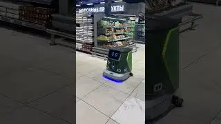 Автоматический робот уборщик в магазине Перекресток май 2024 года
