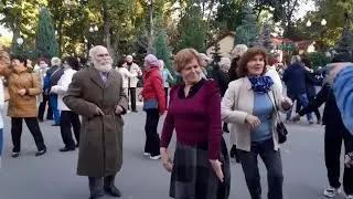 ПОЗАБЫТЬ ТЕБЯ СТАЛО ВСЁ ТЯЖЕЛЕЙ! ТАНЦЫ В ПАРКЕ ГОРЬКОГО ХАРЬКОВ СЧАСТЛИВЫЕ ДНИ