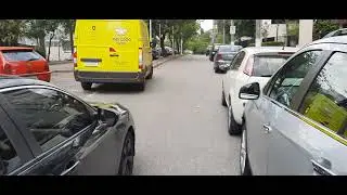 Van do Mercado Livre parada no meio da rua causando transtornos