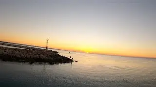 La libertà di volare con un drone fpv all'alba, al mare.