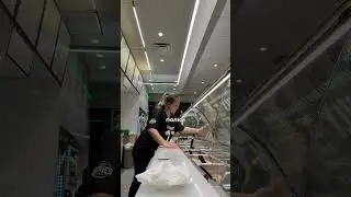 Сколько платят в США - на этой работе 15$ в час, минус налоги, считайте 13$ + нам оставляют чаевые