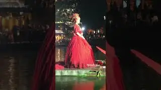 2024年6月18日湖南 鳳凰古城/ 苗族服飾 / 河畔遊客扮苗族美女拍照 引來觀看眾多的人 / 鳳凰古城越夜越美 / 夜景 / 古代美女