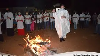 Orações e louvores diante da fogueira santa no sábado de aleluia pelos fiéis de Salobro Bahia