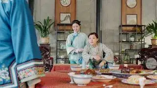 日進斗金的女商人，回到家立馬暴露本相，蹲在凳子上吃飯，太豪爽！