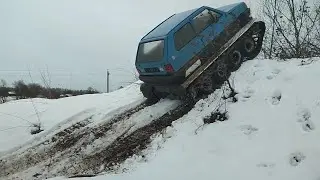 Гусеничного вездехода испытания, делают лунки на водоеме.