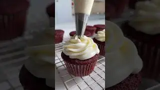 Red Velvet Cupcakes 💕 #valentinetreats #recipe #valentinedessert