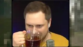 Дмитрий Куплинов пробует кружку индийского чая Kuplinov Play