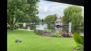 Plantrijke tuin met aanlegsteiger aan de Giessen