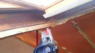 Clavando madera en viga de hierro con pistola neumática (4)