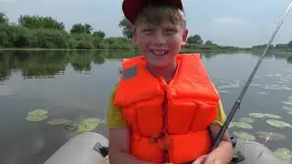 Рыбалка С ЛОДКИ в кувшинках! СПУСТИЛО ЛОДКУ! Налимы в кувшинках, ЧТО С НИМИ!?