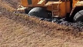 Погрузчик застрял в глубокой грязи (Loader stuck in deep mud)