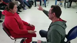 Врач- психотерапевт Котляров Дмитрий, демонстрирует ДПДГ.         