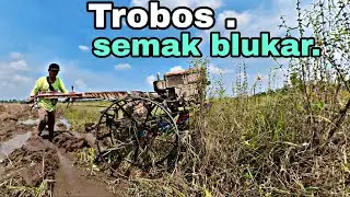 traktor nyingkal lahan semak belukar.