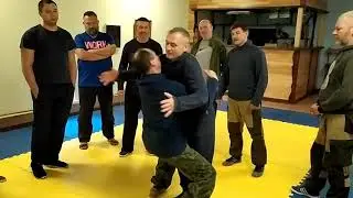 Поводка хлопком в спину и короткое позволение))