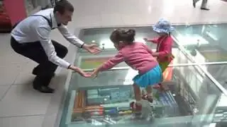 дети ходят по стеклу