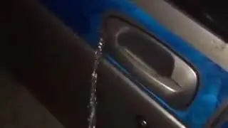 Помочился на ручку