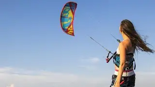 ayvalık gömeç kıyılarında kite surf yapanlar (Athletes kite surfing on the shores of Ayvalık Gömeç )