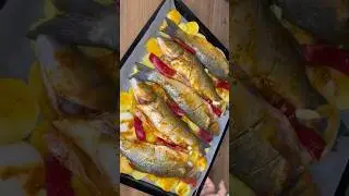 Enfes sosunda pişen fırında sebzeli levrek tarifi #balık #yemek #shortvideo #story #storytime
