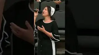 Под россыпью звезд в сиянье  луны
