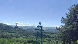 Кисловодск 2024. Вагончики канатной дороги на фоне Эльбруса.