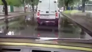 Прикол! Машины в Киеве плывут по дороге