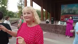 Я твои целовал колени.