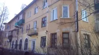 На улице Композиторская начали ремонт фаса дома #4
