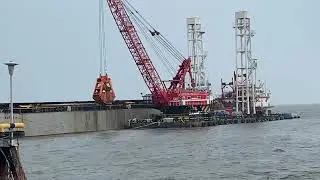 KAPAL KERUK DREDGER || PENGERUKAN DASAR LAUT PELABUHAN DUMAI