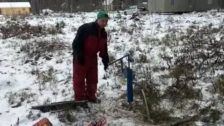 Ручная колонка в действии