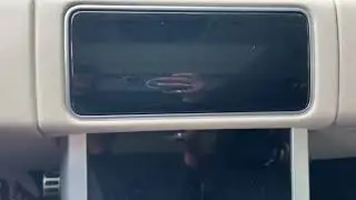 5/12/23 - 2019 L405 Range Rover HSE - Intermittent glitchy upper screen - Needs fix from Land Rover