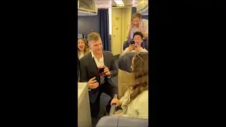 Soldier changes on flight and proposes ❤️