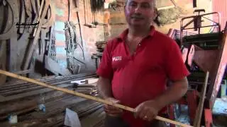 Ferlisberto Amador mostra os moldes para a construção dos barcos da região de Aveiro