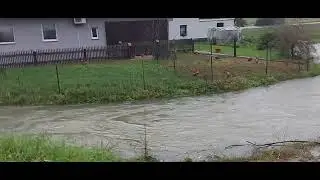 Речушка вышла с берегов и сотворила озеро на поле.Словения.Slovenija