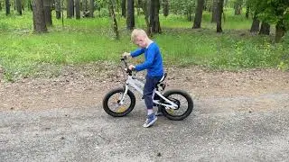 Стив ездит на велосипеде без колес, только что научился