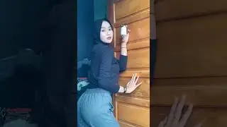 Jilbab ketat pamer body sambil goyang