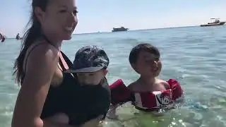 Мини Слинг MiniMonkey в отпуске: купаемся и гуляем всей семьей