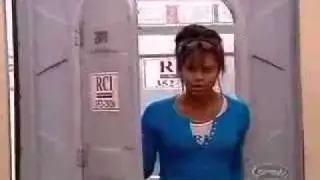 מתיחה קורעת - ישיבה מחוץ לשירותים