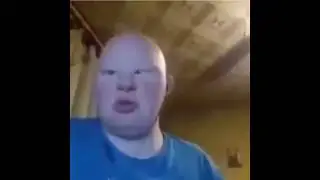 Лысый чел жестко зафлексил