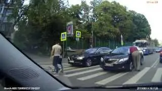 Пешеход избивает деда за рулем!