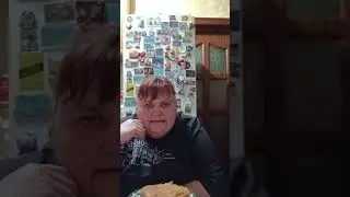 пью кофе ем. пирожок с капустой