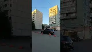 Обшарпанные фасады жилых домов советских серий в Петербурге