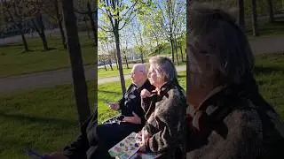 Раздаю подарки прохожим на 1 Мая!🎁